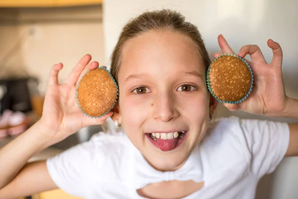 台所に果物や野菜を持つ女の子 — ストック写真