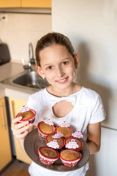 Meisje Holding Tray Met Vrolijk Kerstmis Cupcakes Keuken — Stockfoto