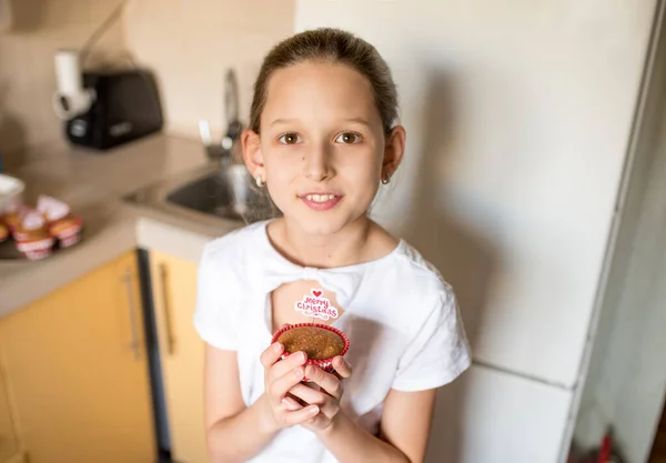 Meisje Holding Tray Met Vrolijk Kerstmis Cupcake Keuken — Stockfoto