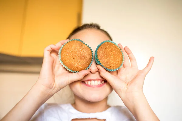 Mujer Joven Con Naranjas — Foto de Stock