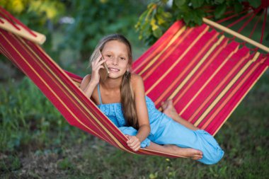 Hamakta dinlenen genç kadın.