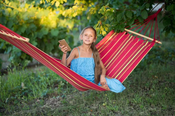 Jovem Relaxante Rede Uma Jovem Ler Livro Parque Menina Faz — Fotografia de Stock