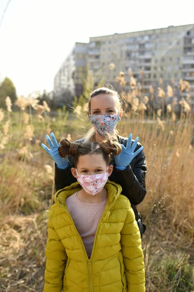 母親と娘が遊んでる マスクをした少女 — ストック写真