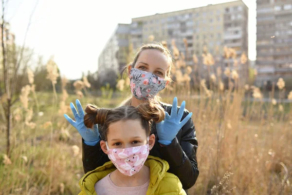母親と娘が遊んでる マスクの少女だ 母の日 — ストック写真