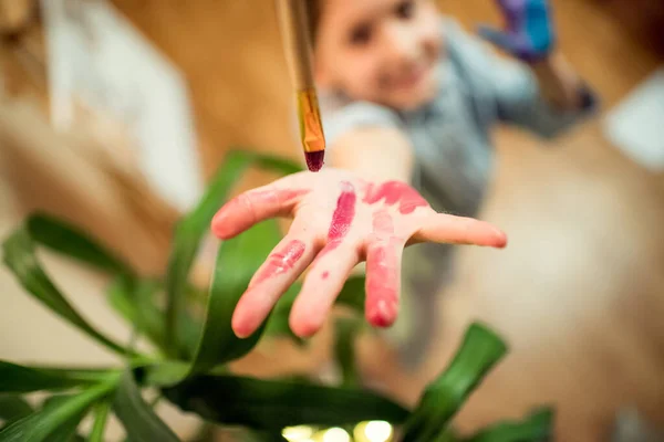 Liten Flicka Som Leker Med Håret Händer Flickan Med Tulpan — Stockfoto