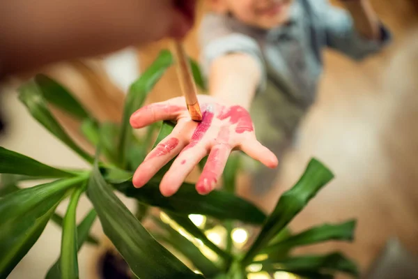 Niña Jugando Con Pelo Las Manos Chica Con Tulipán —  Fotos de Stock