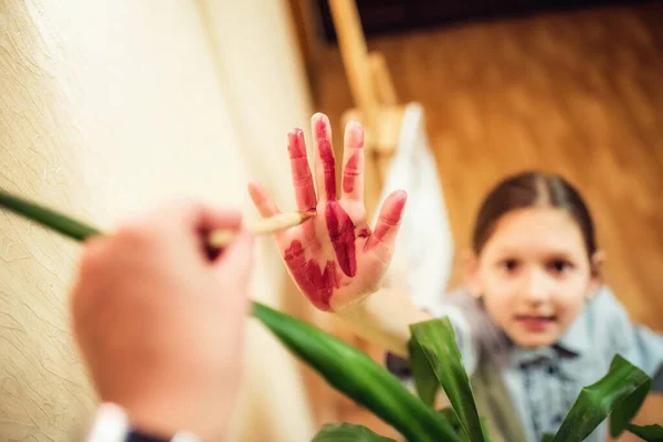 Liten Flicka Som Leker Med Håret Händer Flickan Med Tulpan — Stockfoto