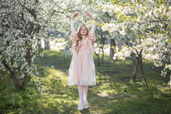 Dziewczynka Różowej Sukience Kapeluszu Retro Ogrodzie Wiosna — Zdjęcie stockowe