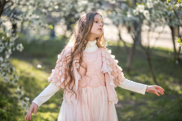 Liten Flicka Bär Rosa Klänning Och Retro Hatt Vår Trädgård — Stockfoto