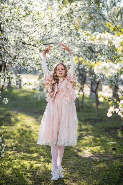 Rózsaszín Ruhát Viselő Kislány Retro Kalap Tavaszi Kertben — Stock Fotó