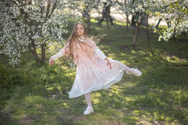 Dziewczynka Różowej Sukience Kapeluszu Retro Ogrodzie Wiosna — Zdjęcie stockowe