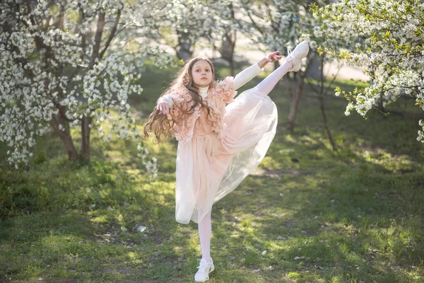 Petite Fille Robe Rose Chapeau Rétro Dans Jardin Printemps — Photo