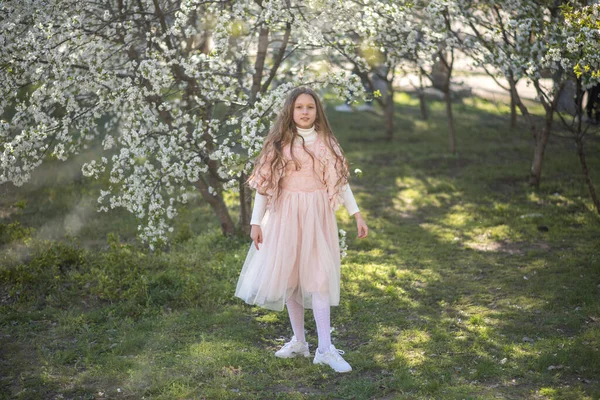 Niña Vistiendo Vestido Rosa Sombrero Retro Jardín Primavera —  Fotos de Stock