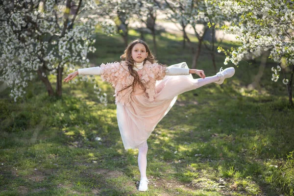 Happy Young Woman Jumping Park Young Woman Forest Girl Park — Stock Photo, Image