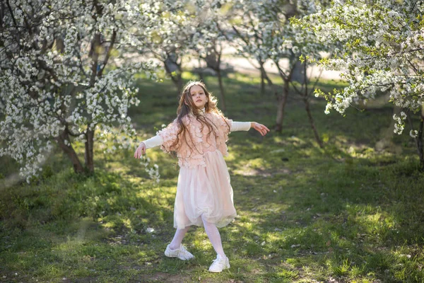 Niña Vestido Rosa Bailando Jardín Primavera —  Fotos de Stock