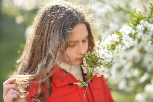 Feliz Joven Saltando Parque Una Joven Bosque Chica Parque — Foto de Stock