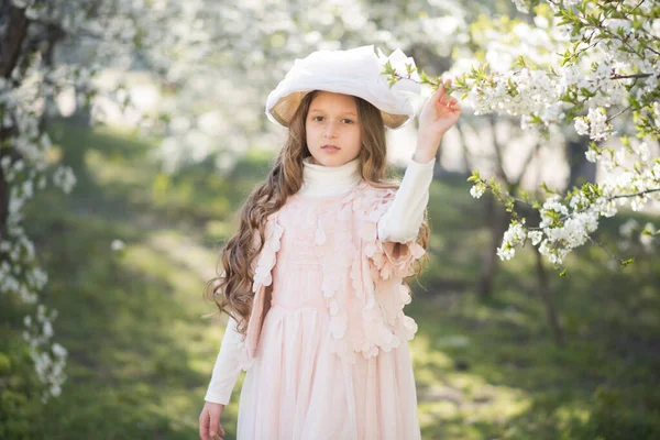 Gelukkige Jonge Vrouw Die Het Park Springt Jonge Vrouw Het — Stockfoto