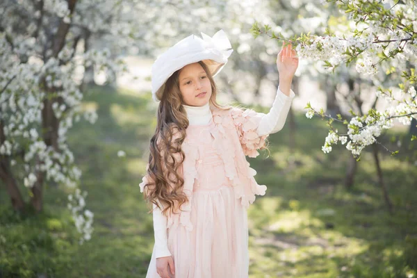 Kleines Mädchen Mit Rosa Kleid Und Retro Hut Frühlingsgarten — Stockfoto