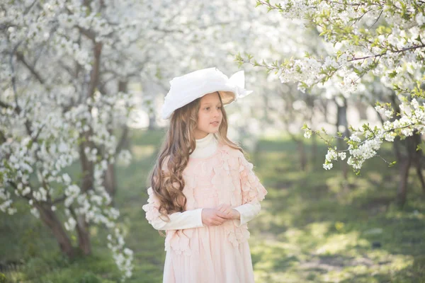 Klein Meisje Draagt Roze Jurk Retro Hoed Het Voorjaar Tuin — Stockfoto