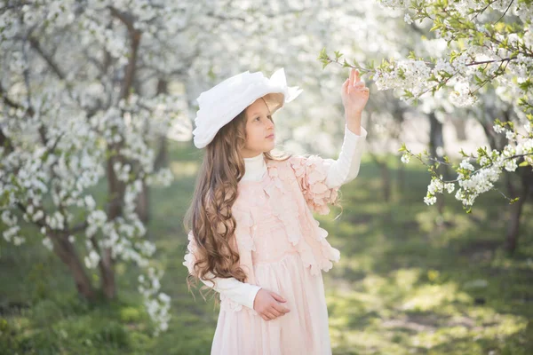 Rózsaszín Ruhát Viselő Kislány Retro Kalap Tavaszi Kertben — Stock Fotó