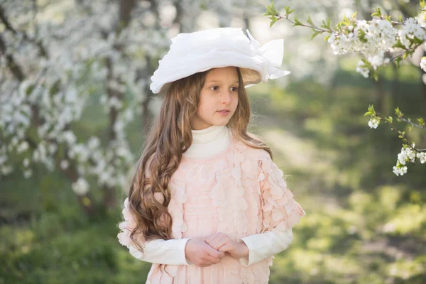 Liten Flicka Bär Rosa Klänning Och Retro Hatt Vår Trädgård — Stockfoto