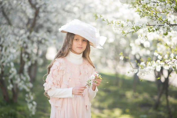 Kleines Mädchen Mit Rosa Kleid Und Retro Hut Frühlingsgarten — Stockfoto