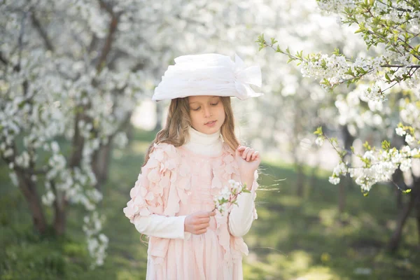 Klein Meisje Draagt Roze Jurk Retro Hoed Het Voorjaar Tuin — Stockfoto