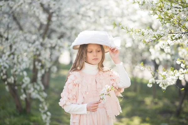 Klein Meisje Draagt Roze Jurk Retro Hoed Het Voorjaar Tuin — Stockfoto