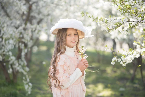 Jonge Vrouw Het Park Met Bloemen Meisje Het Park — Stockfoto