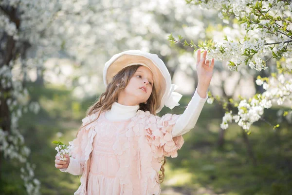 Jonge Vrouw Het Park Met Bloemen Meisje Het Park — Stockfoto