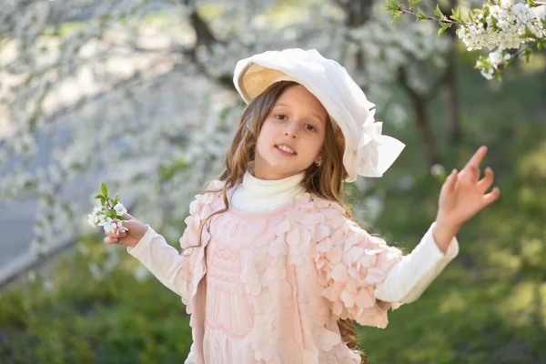 公園で花を持つ若い女性 公園の女の子 — ストック写真