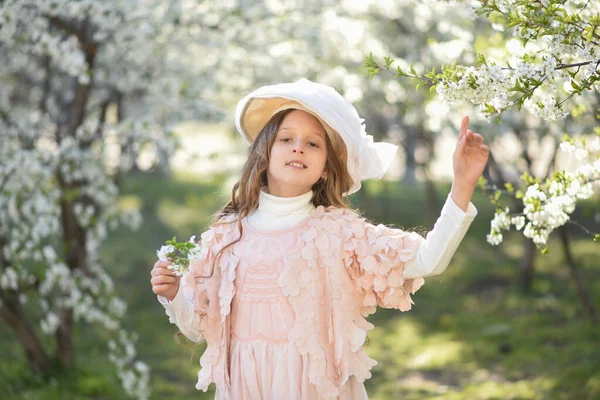 Κοριτσάκι Ροζ Φόρεμα Και Ρετρό Καπέλο Στον Ανοιξιάτικο Κήπο — Φωτογραφία Αρχείου