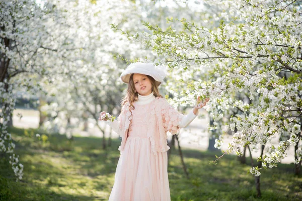 Petite Fille Robe Rose Chapeau Rétro Dans Jardin Printemps — Photo