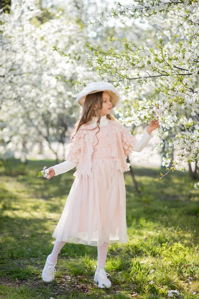 Jeune Femme Dans Parc Avec Des Fleurs Fille Dans Parc — Photo