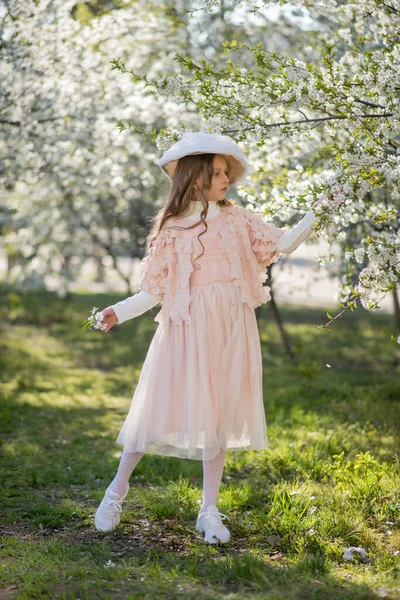 Klein Meisje Draagt Roze Jurk Retro Hoed Het Voorjaar Tuin — Stockfoto