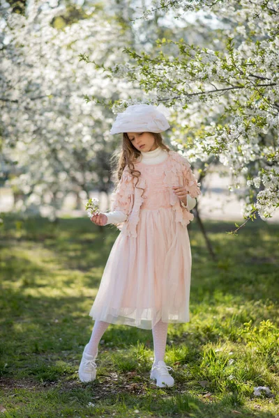 Holčička Růžových Šatech Retro Klobouku Jarní Zahradě — Stock fotografie