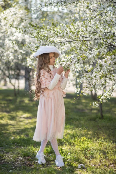 Jonge Vrouw Tuin Met Bloemen — Stockfoto