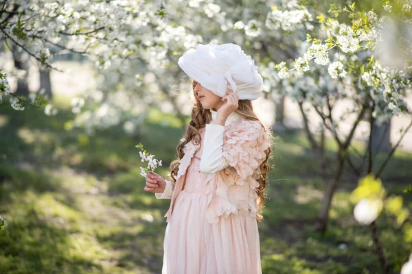 Mujer Joven Jardín Con Flores — Foto de Stock