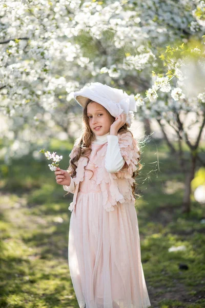 Jeune Femme Dans Parc Avec Des Fleurs Fille Dans Parc — Photo