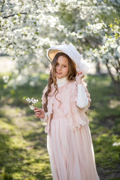 Jonge Vrouw Tuin Met Bloemen — Stockfoto