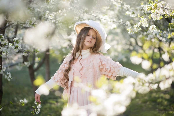 Ung Kvinna Parken Med Blommor Flicka Parken — Stockfoto