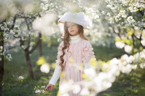 Jonge Vrouw Tuin Met Bloemen — Stockfoto