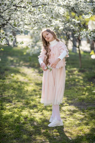 Klein Meisje Dragen Roze Jurk Het Voorjaar Tuin — Stockfoto