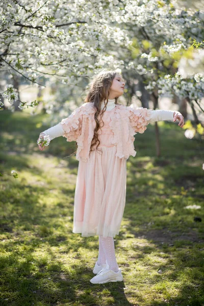 Klein Meisje Dragen Roze Jurk Het Voorjaar Tuin — Stockfoto