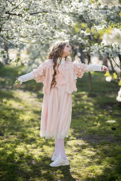 Klein Meisje Roze Jurk Dansen Het Voorjaar Tuin — Stockfoto