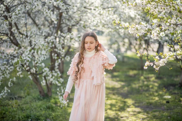 Liten Flicka Bär Rosa Klänning Vår Trädgård — Stockfoto