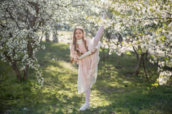 Niña Vistiendo Hermoso Vestido Jardín Primavera —  Fotos de Stock