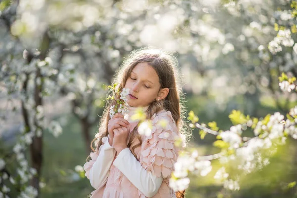 Gelukkige Jonge Vrouw Die Het Park Springt Jonge Vrouw Het — Stockfoto