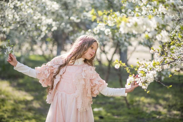 Gelukkige Jonge Vrouw Die Het Park Springt Jonge Vrouw Het — Stockfoto