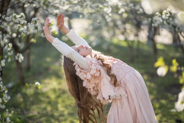 Jovem Feliz Pulando Parque Uma Jovem Mulher Floresta Menina Parque — Fotografia de Stock